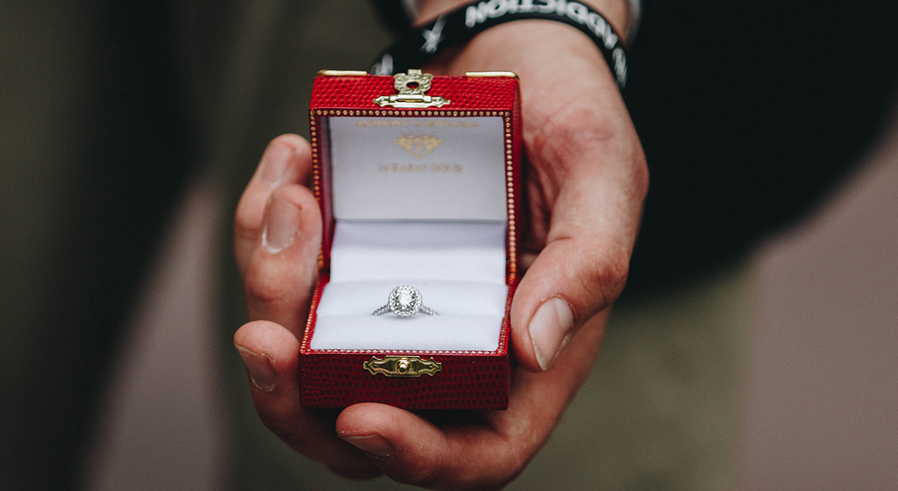 赤い箱に入った指輪